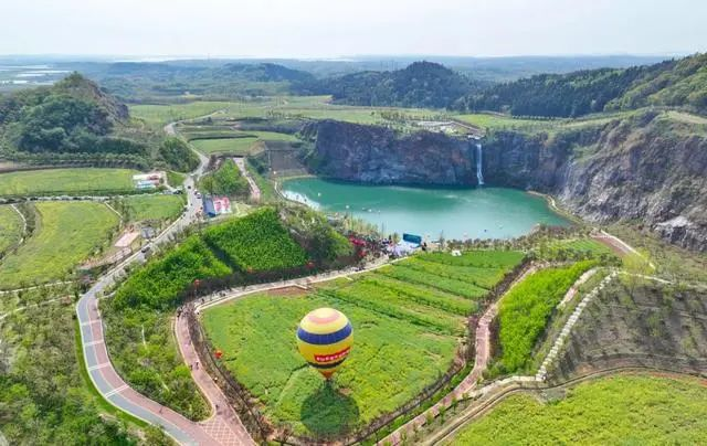 27名国际学员打卡江夏灵山:这里的改变超乎想象!